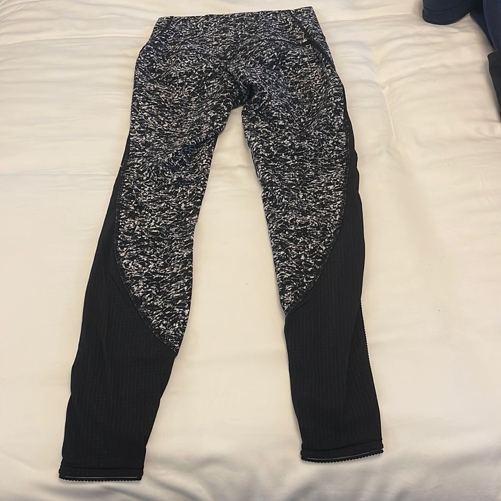 lululemon leggings black and white w/mesh in excellent condition